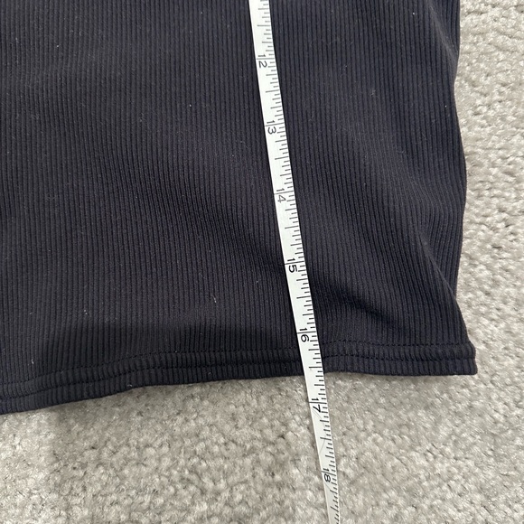 ALO Yoga Black Ribbed Short Sleeve Cropped Top - Picture 6 of 6